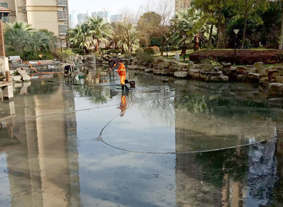 苍梧景观池淤泥清理