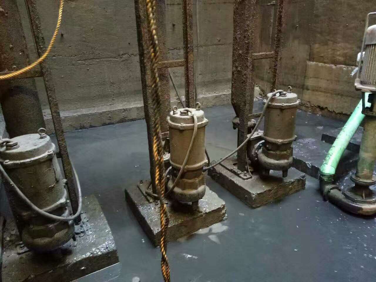 苍梧污水池清理