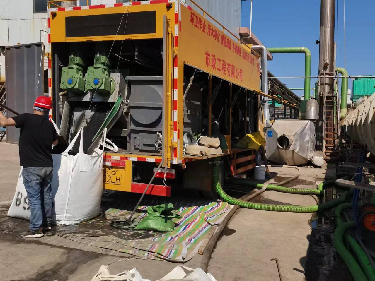 苍梧淤泥压干处理