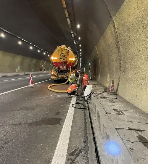 苍梧隧道排水渠清淤